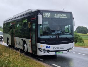 na zdjęciu zeroemisyjny autobus iveco, do obsługi liniii regionalnych kupiony przez samorząd województwa pomorskiego.