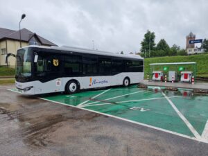 na zdjęciu zeroemisyjny autobus iveco, do obsługi liniii regionalnych kupiony przez samorząd województwa pomorskiego.