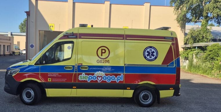 Nowy ambulans dla słupskiego pogotowia. To dar od fundacji Siepomaga