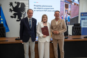 Podpisanie Porozumień w sprawie uzgodnienia Pakietu Projektów Rewitalizacyjnych w ramach programu regionalnego Fundusze Europejskie dla Pomorza 2021-2027 . na zdjęciu marszałek mieczysław struk z przedstawicielami gmin