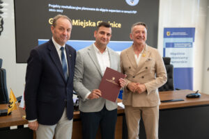 Podpisanie Porozumień w sprawie uzgodnienia Pakietu Projektów Rewitalizacyjnych w ramach programu regionalnego Fundusze Europejskie dla Pomorza 2021-2027 . na zdjęciu marszałek mieczysław struk z przedstawicielami gmin
