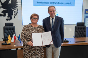 Podpisanie Porozumień w sprawie uzgodnienia Pakietu Projektów Rewitalizacyjnych w ramach programu regionalnego Fundusze Europejskie dla Pomorza 2021-2027 . na zdjęciu marszałek mieczysław struk z przedstawicielami gmin