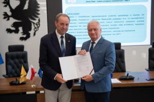Podpisanie Porozumień w sprawie uzgodnienia Pakietu Projektów Rewitalizacyjnych w ramach programu regionalnego Fundusze Europejskie dla Pomorza 2021-2027 . na zdjęciu marszałek mieczysław struk z przedstawicielami gmin