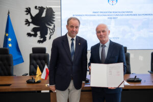 Podpisanie Porozumień w sprawie uzgodnienia Pakietu Projektów Rewitalizacyjnych w ramach programu regionalnego Fundusze Europejskie dla Pomorza 2021-2027 . na zdjęciu marszałek mieczysław struk z przedstawicielami gmin