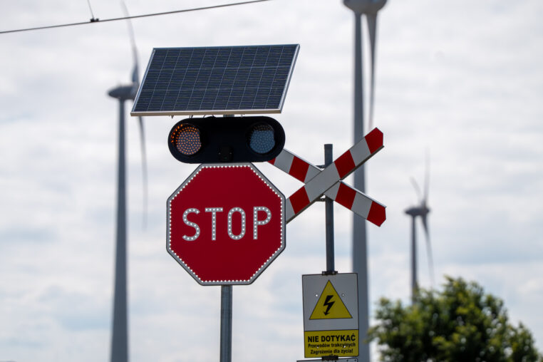 Zatrzymaj się na przejeździe kolejowym. Bezpieczny STOP to Twoje życie