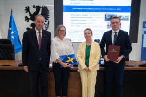 podpisanie umów na dofinansowanie termomodernizacji. na zdjęciu marszałek mieczysław struk oraz przedstawiciele gmin.