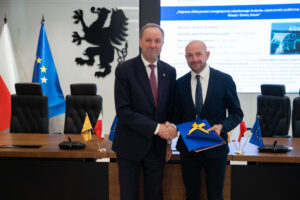 podpisanie umów na dofinansowanie termomodernizacji. na zdjęciu marszałek mieczysław struk oraz przedstawiciele gmin.