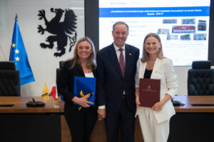 podpisanie umów na dofinansowanie termomodernizacji. na zdjęciu marszałek mieczysław struk oraz przedstawiciele gmin.