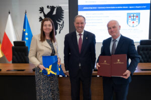 podpisanie umów na dofinansowanie termomodernizacji. na zdjęciu marszałek mieczysław struk oraz przedstawiciele gmin.