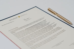 spotkanie marszałka mieczyslawa struka z prezesem pomorskiego funduszu rozwoju jackiem zwolakiem oraz wójtem gminy puck marcinem nikrant oraz radnymi gminy z okazji zawarcia umowy na dofinansowanie budowy kanalizacji w żelistrzewie.