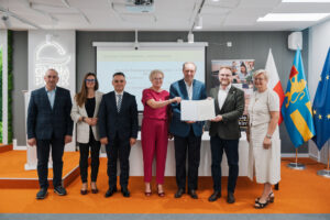 spotkanie marszałka mieczyslawa struka z prezesem pomorskiego funduszu rozwoju jackiem zwolakiem oraz wójtem gminy puck marcinem nikrant oraz radnymi gminy z okazji zawarcia umowy na dofinansowanie budowy kanalizacji w żelistrzewie.