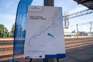 brefing prasowy poświęcony podpisaniu umowy na modernizację linii kolejowej 201 pomiędzy osową a gdynią. na zdjęciu minister infrastruktury, marszałkowie województwa pomroskiwego mieczysław struk oraz adam gawrylik oraz pomorscy parlamentarzyści i samorzadowcy z gdyni