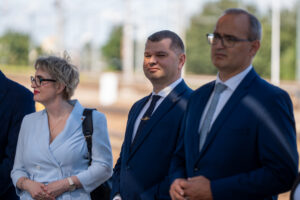 brefing prasowy poświęcony podpisaniu umowy na modernizację linii kolejowej 201 pomiędzy osową a gdynią. na zdjęciu minister infrastruktury, marszałkowie województwa pomroskiwego mieczysław struk oraz adam gawrylik oraz pomorscy parlamentarzyści i samorzadowcy z gdyni