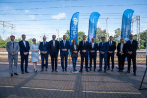 brefing prasowy poświęcony podpisaniu umowy na modernizację linii kolejowej 201 pomiędzy osową a gdynią. na zdjęciu minister infrastruktury, marszałkowie województwa pomroskiwego mieczysław struk oraz adam gawrylik oraz pomorscy parlamentarzyści i samorzadowcy z gdyni