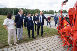 zdjęcie z inauguracji projektu wyspy energetycznej w lubaniu.
