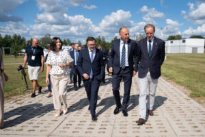 zdjęcie z inauguracji projektu wyspy energetycznej w lubaniu.