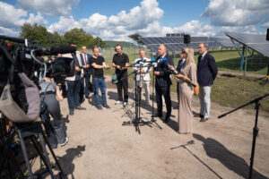 zdjęcie z inauguracji projektu wyspy energetycznej w lubaniu.