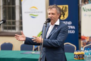 wiceminister jacek karnowski w nowym stawie, podczas ogłoszenia inwestycji rewitalizacji linii kolejowej