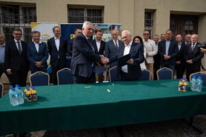 głoszenie inwestycji rewitalizacji linii kolejowej. na zdjęciu samorzdowcy