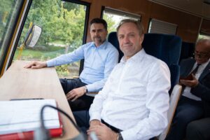 marszałek mieszysław struk oraz piotr malepsza, wiceminister infrasrtruktury podczas przejazdu drezyną inspekcyjną z nowego stawu do nowego dworu