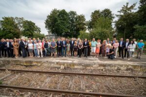 nowy staw. samorządowcy i kolejarze na stacji kolejowej podczas ogłoszenia rewitalizacji lini