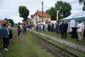 nowy dwór gdański . samorządowcy i kolejarze na stacji kolejowej podczas ogłoszenia rewitalizacji lini