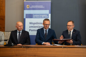 podpisanie umów w pruszczu gdańskim. na zdjęciu wicemarszałek marcin skwierawski oraz samorzadowcy z miasta i gminy pruszcz gdański