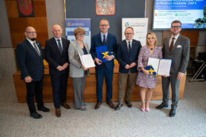 podpisanie umów w pruszczu gdańskim. na zdjęciu wicemarszałek marcin skwierawski oraz samorzadowcy z miasta i gminy pruszcz gdański