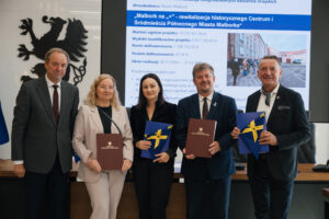 Podpisanie umów na termoemodernizację oraz rewitalizację. na zdjęciu marsząłek Mieczysław Struk, wicemarszałek Leszek Bonna oraz samorzadowcy