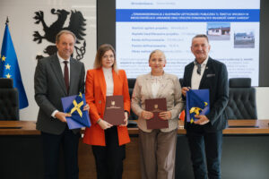 Podpisanie umów na termoemodernizację oraz rewitalizację. na zdjęciu marsząłek Mieczysław Struk, wicemarszałek Leszek Bonna oraz samorzadowcy
