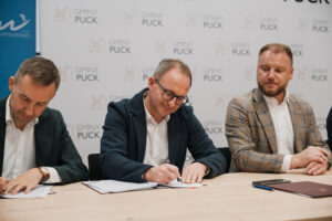 wicemarszałek marcin skwierawski i burmistrz władysławowa roman kużel na podpisaniu umowy na dofinansowanie budowy nowego ddworca autobusowego we władysławowie