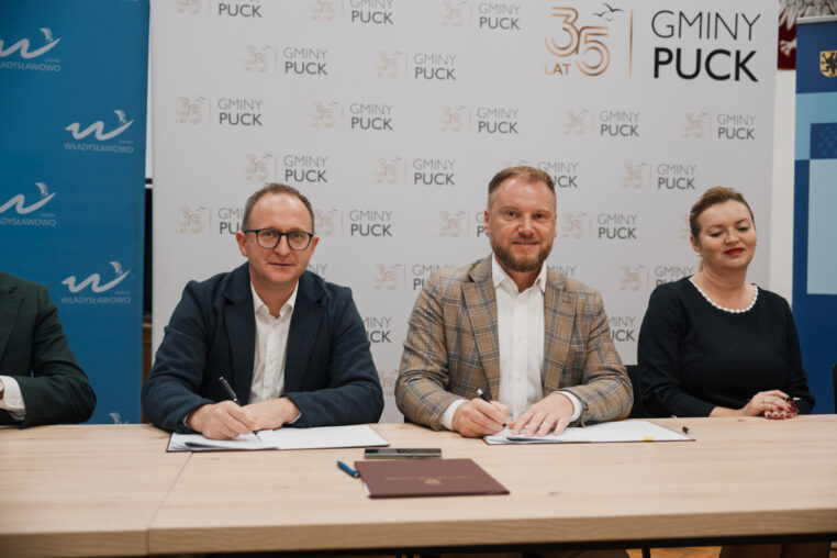 wicemarszałek marcin skwierawski i burmistrz władysławowa roman kużel na podpisaniu umowy na dofinansowanie budowy nowego ddworca autobusowego we władysławowie