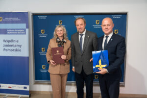 podpisanie umów na dofinansowanie projektów wodnokanalizacyjnych, na zdjęciu marszałek mieczysław struk oraz przedstawiciele beneficjentów