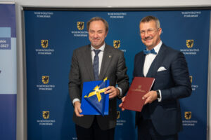 podpisanie umów na dofinansowanie projektów wodnokanalizacyjnych, na zdjęciu marszałek mieczysław struk oraz przedstawiciele beneficjentów