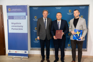 podpisanie umów na dofinansowanie projektów wodnokanalizacyjnych, na zdjęciu marszałek mieczysław struk oraz przedstawiciele beneficjentów
