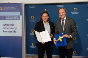 podpisanie umów na dofinansowanie projektów wodnokanalizacyjnych, na zdjęciu marszałek mieczysław struk oraz przedstawiciele beneficjentów