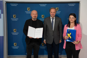 podpisanie umów na dofinansowanie projektów wodnokanalizacyjnych, na zdjęciu marszałek mieczysław struk oraz przedstawiciele beneficjentów