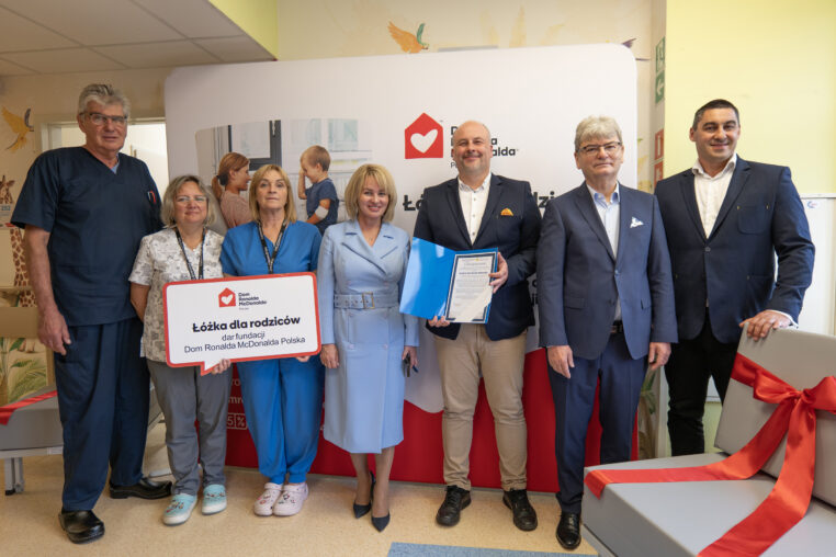 Przekazanie łóżek przez fundację Dom Rolanda Mc Donalda dla szpitala w Słupsku